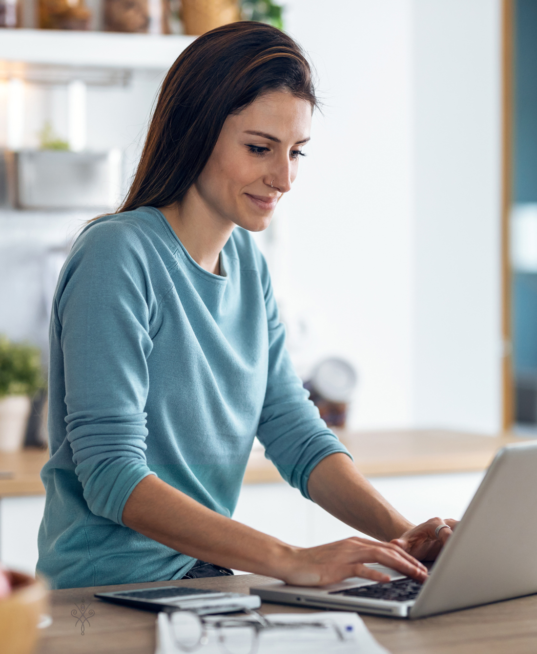 Pessoa a comparar opções de empréstimo pessoal sem folha de pagamento online a partir de casa