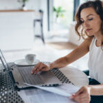 Mulher a analisar condições de crédito pessoal no computador antes de pedir empréstimo