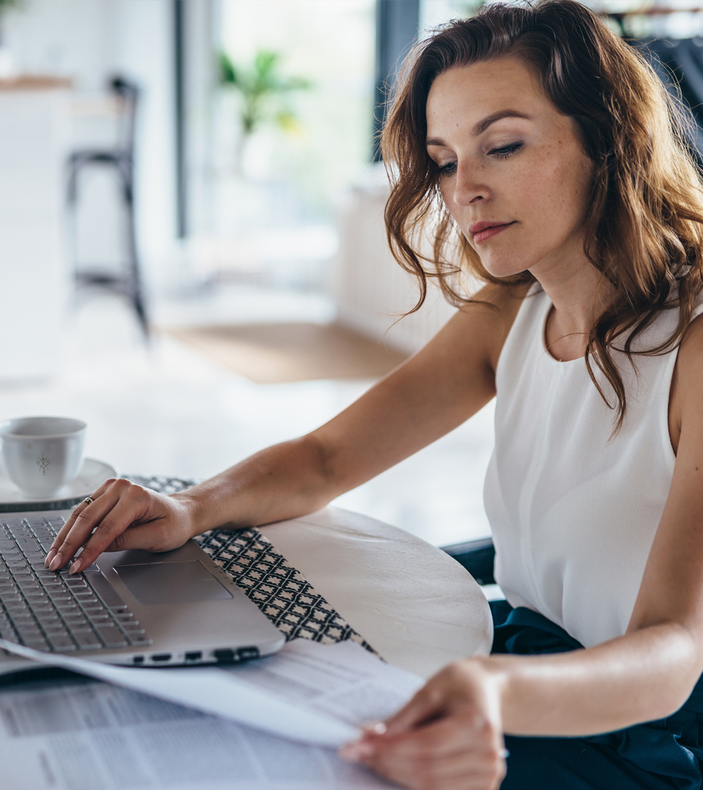 Mulher a analisar condições de crédito pessoal no computador antes de pedir empréstimo